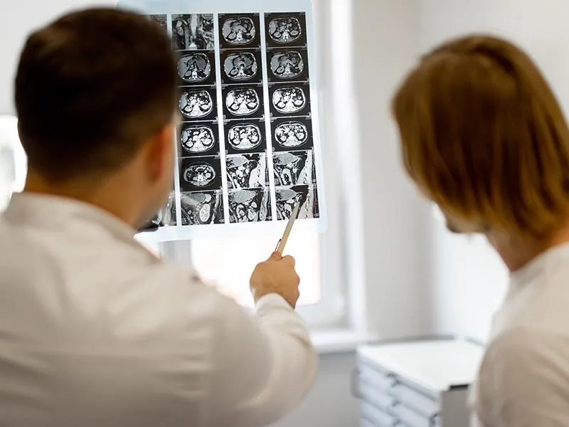 Arzt bespricht Bildbefunde mit einer Patientin